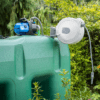 Darmoproller en tuinpomp op de watertank van 3000 liter