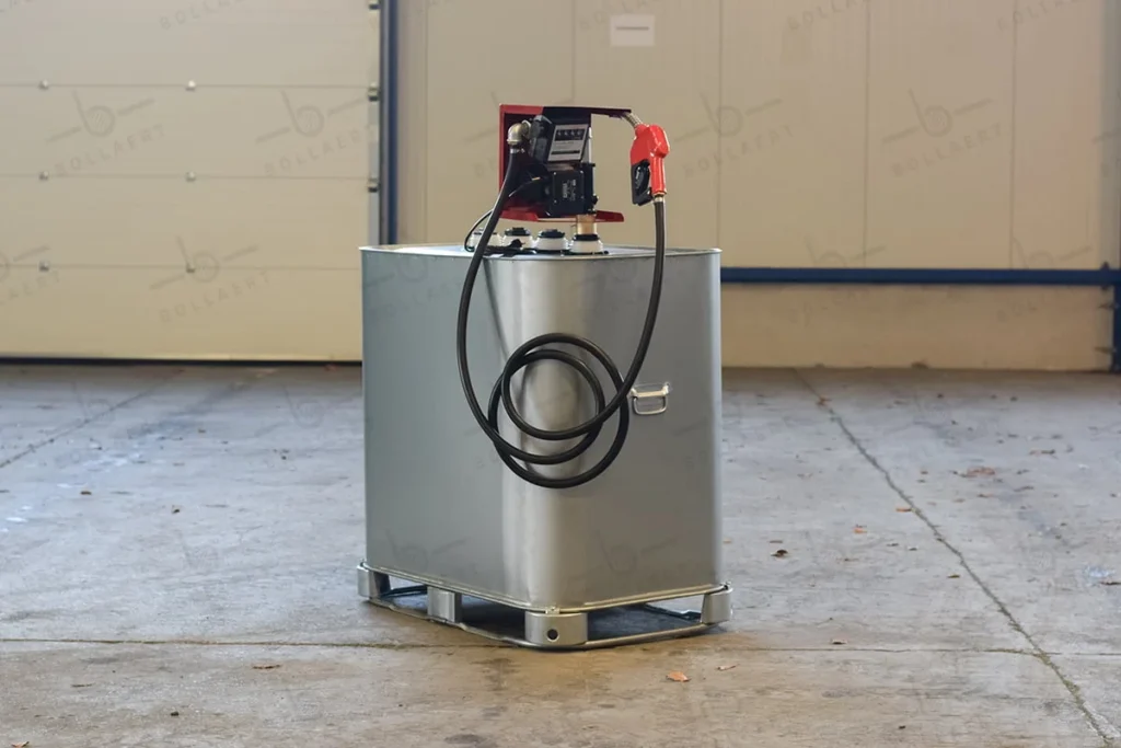 Een compacte dieseltank vervaardigd uit verzinkt staal en polyethyleen, uitgerust met een geïntegreerd pompsysteem en slang, geschikt voor gebruik binnen of onder een afdak