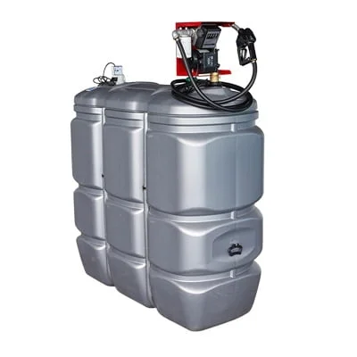 Een compacte uv bestendige kunststof dieseltank met een inhoud van 750 liter, uitgerust met een geïntegreerd pompsysteem en slangen, ideaal voor efficiënte brandstofopslag en gebruik.