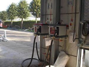 mazoutpomp-data-management-gemonteerd-op-de-muur-2-dieselpompen