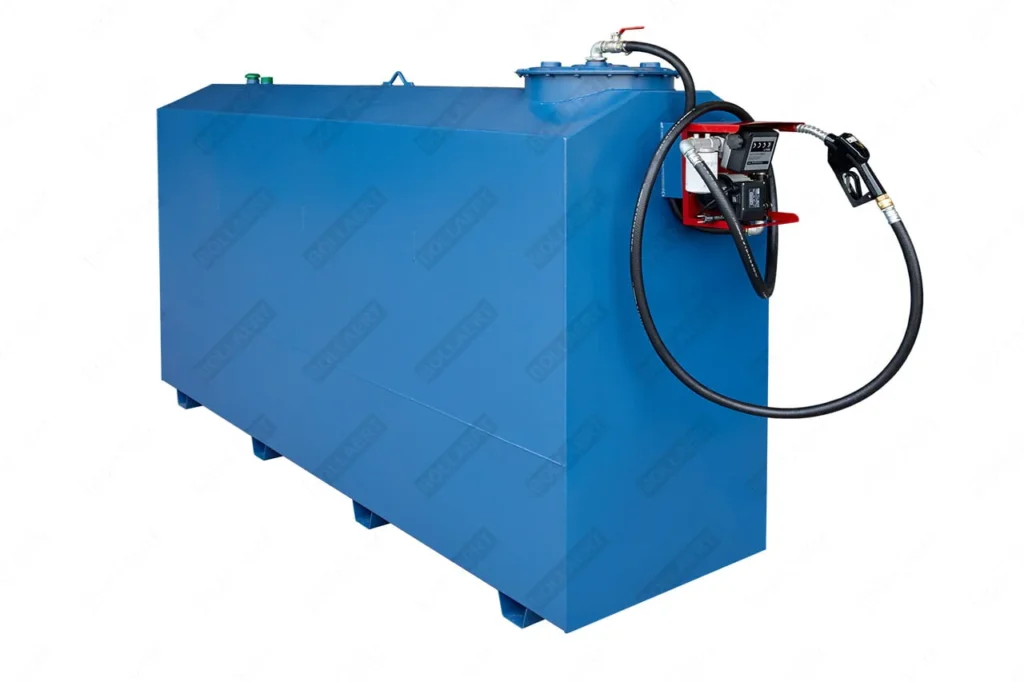 Een grote metalen dieseltank met een inhoud van 4950 liter, voorzien van een geïntegreerd pompsysteem en slang, geschikt voor zowel binnen- als buitenopstellingen