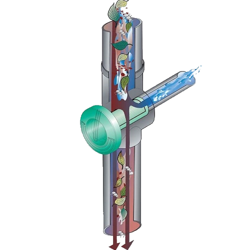 Een gemonteerde filter regenwater in een grijze regenpijp, verbonden met een regenwatertank via een flexibele slang. De afbeelding toont de correcte installatie waarbij de filter tussen twee delen van de buis is geplaatst om regenwater te zuiveren.