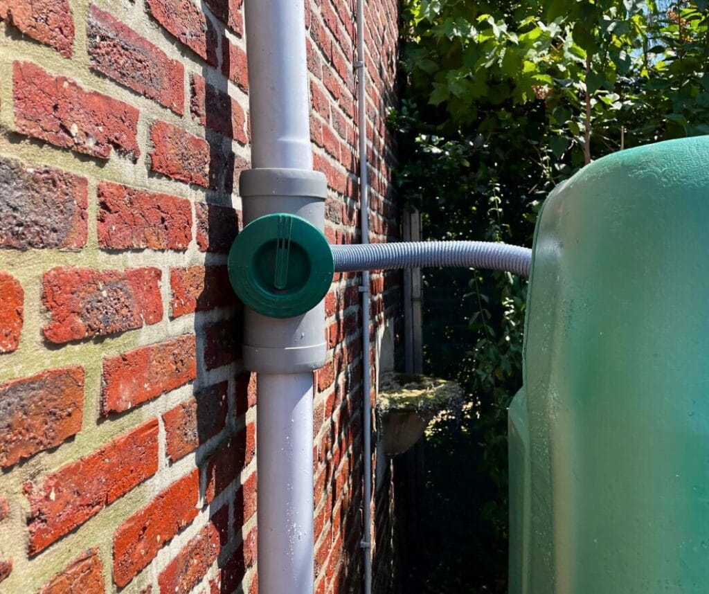 Regenwaterfilter aangesloten aan regenwatertank