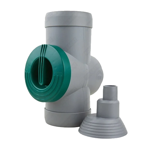 Een vrijstaande grijze filter voor regenwatertank met een opvallend groen rond inspectiedeksel en een losse verloopadapter. De filter is ontworpen voor montage in een verticale regenpijp om vuil uit het regenwater te zeven voordat het de tank inloopt.