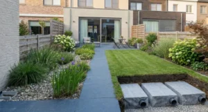 Kleine tuin bij een rijwoning met ondergrondse infiltratiekratten naast een tuinpad als alternatief voor een wadi