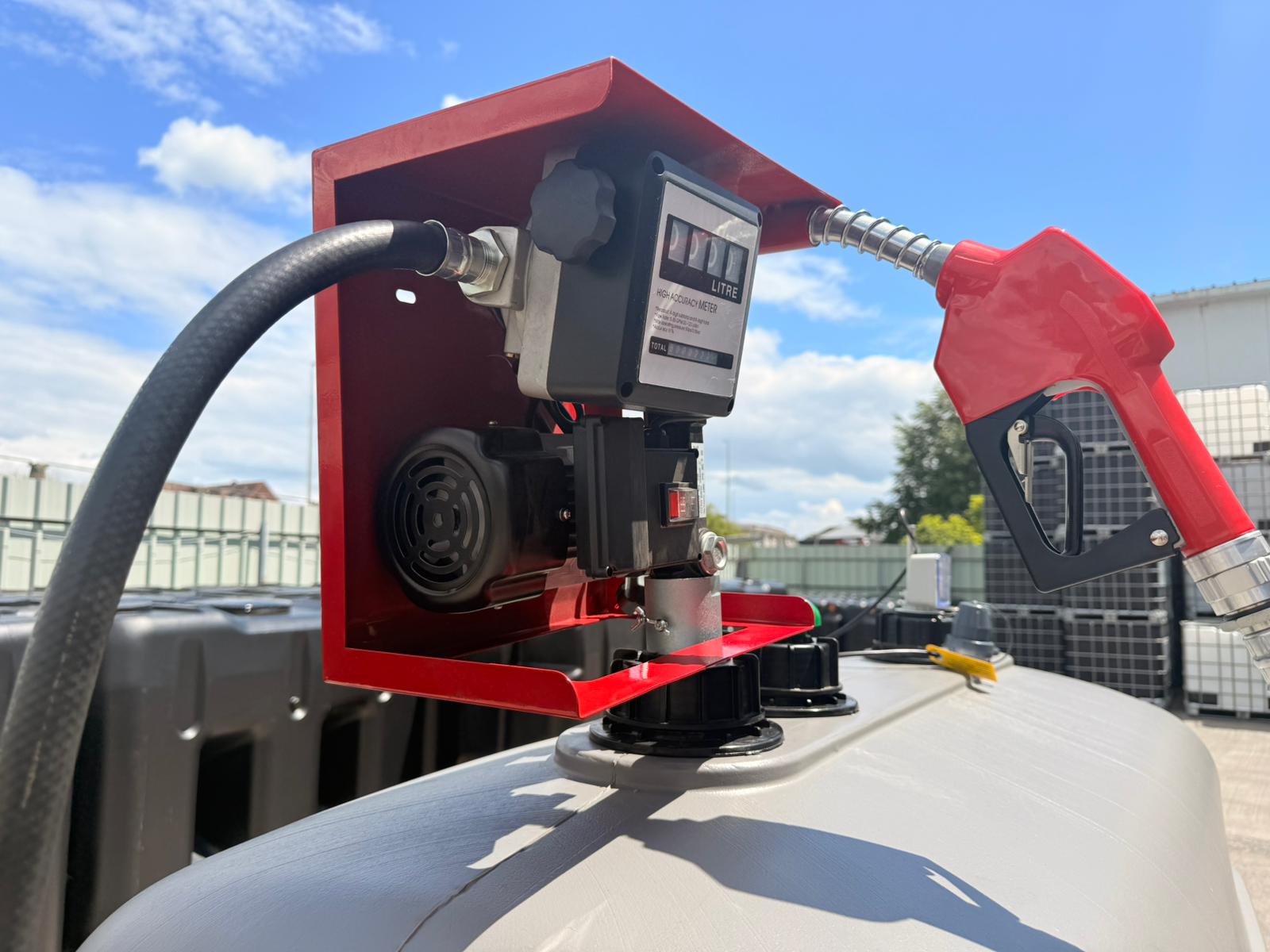 Close-up van het tankpistool tijdens het tanken van een vorkheftruck
