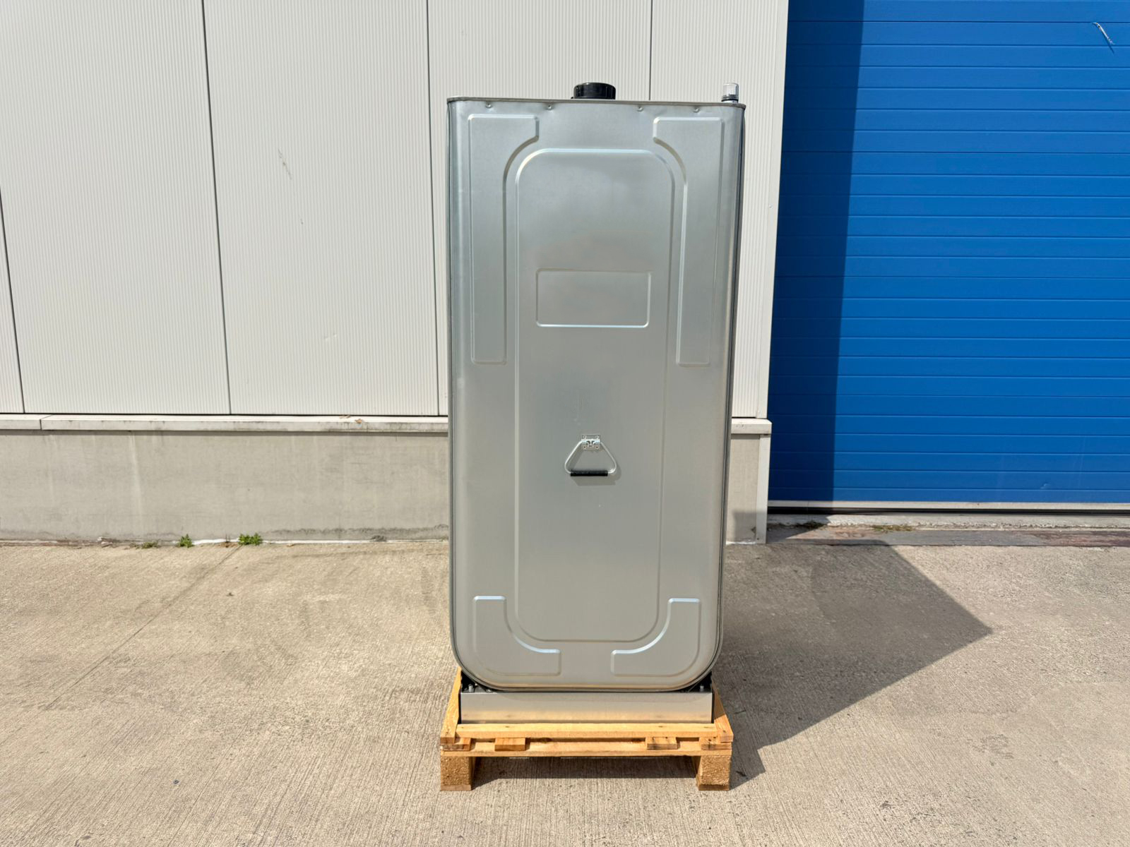 Onderstel op pallet van een verzinkte mazouttank