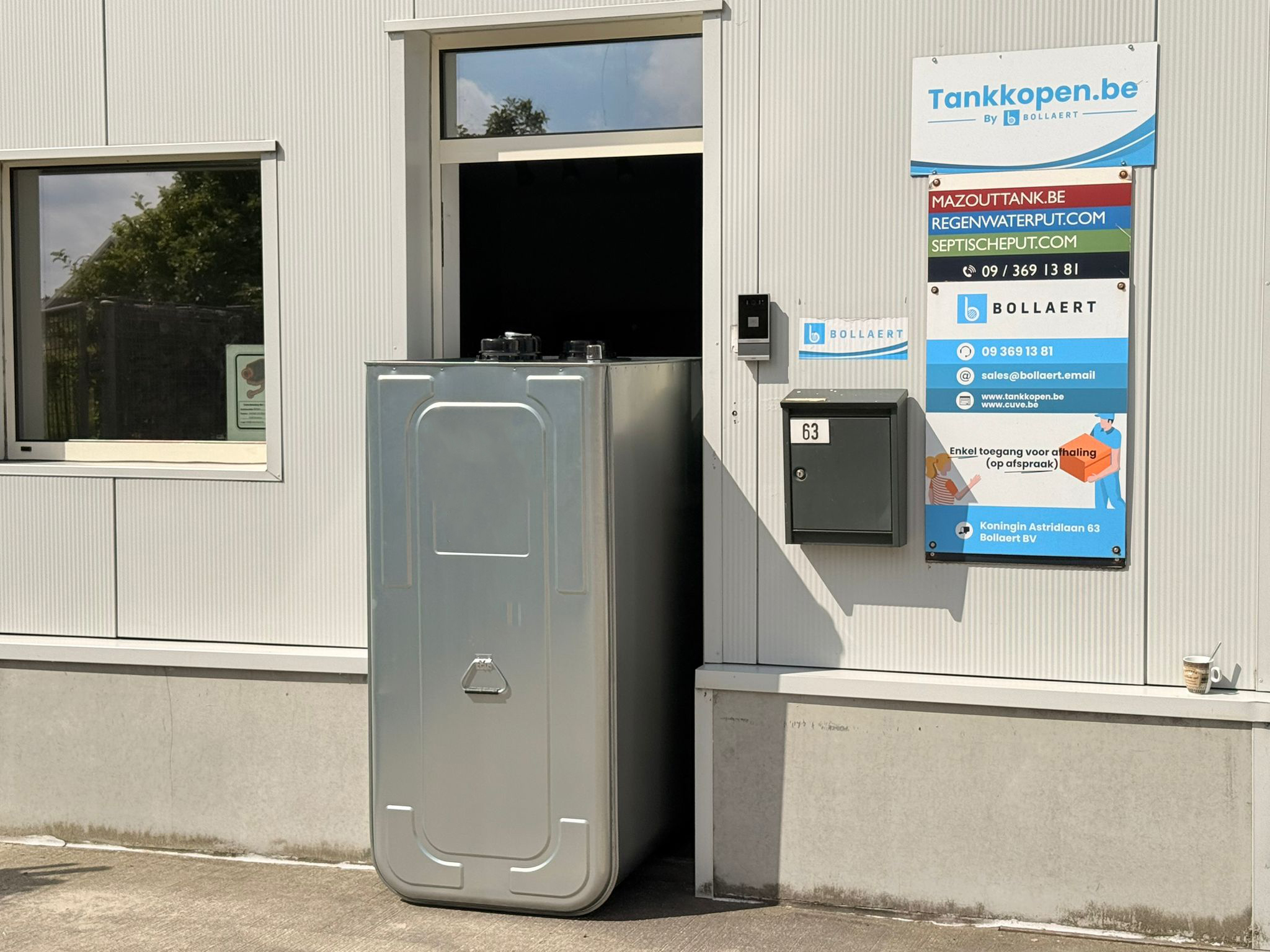 Verzinkte mazouttank die door een deuropening geplaatst wordt