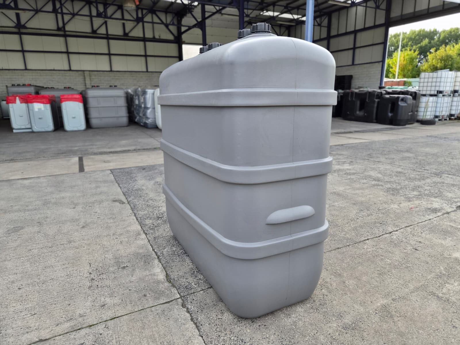 Dubbelwandige mazouttank 1500 liter, zijaanzicht bij een magazijn