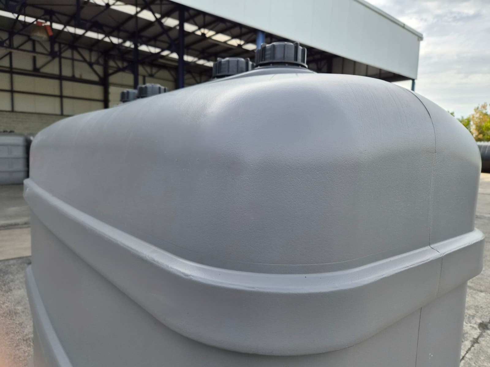 Dubbelwandige mazouttank 1500 liter, vooraanzicht bij een magazijn