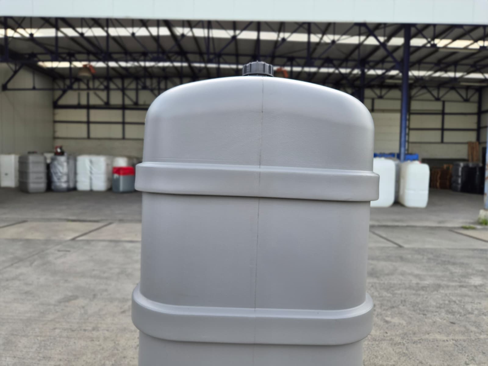 Close-up van de bovenrand van een dubbelwandige mazouttank