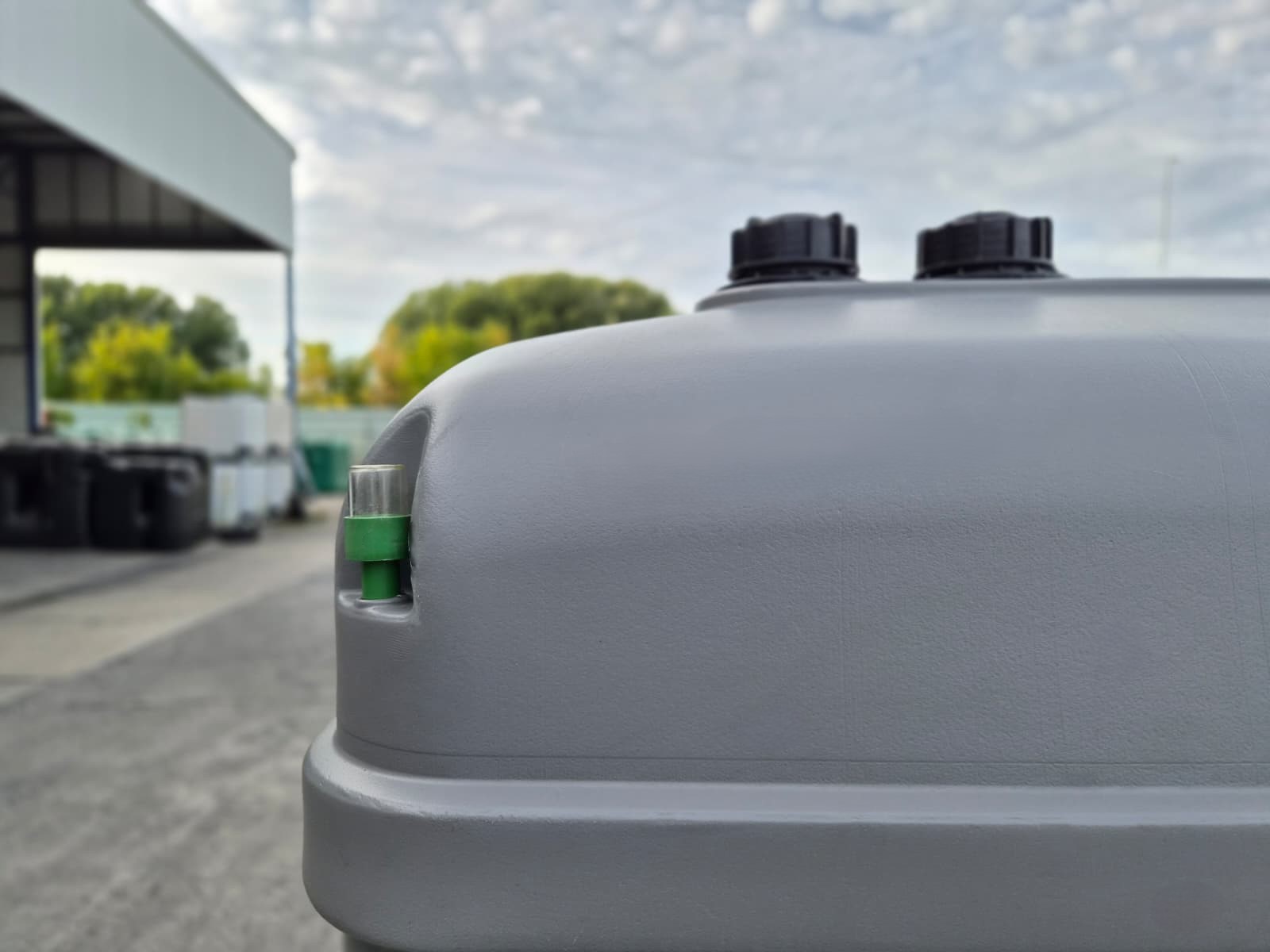 Close-up van de lekdetectiesensor bovenop een dubbelwandige mazouttank