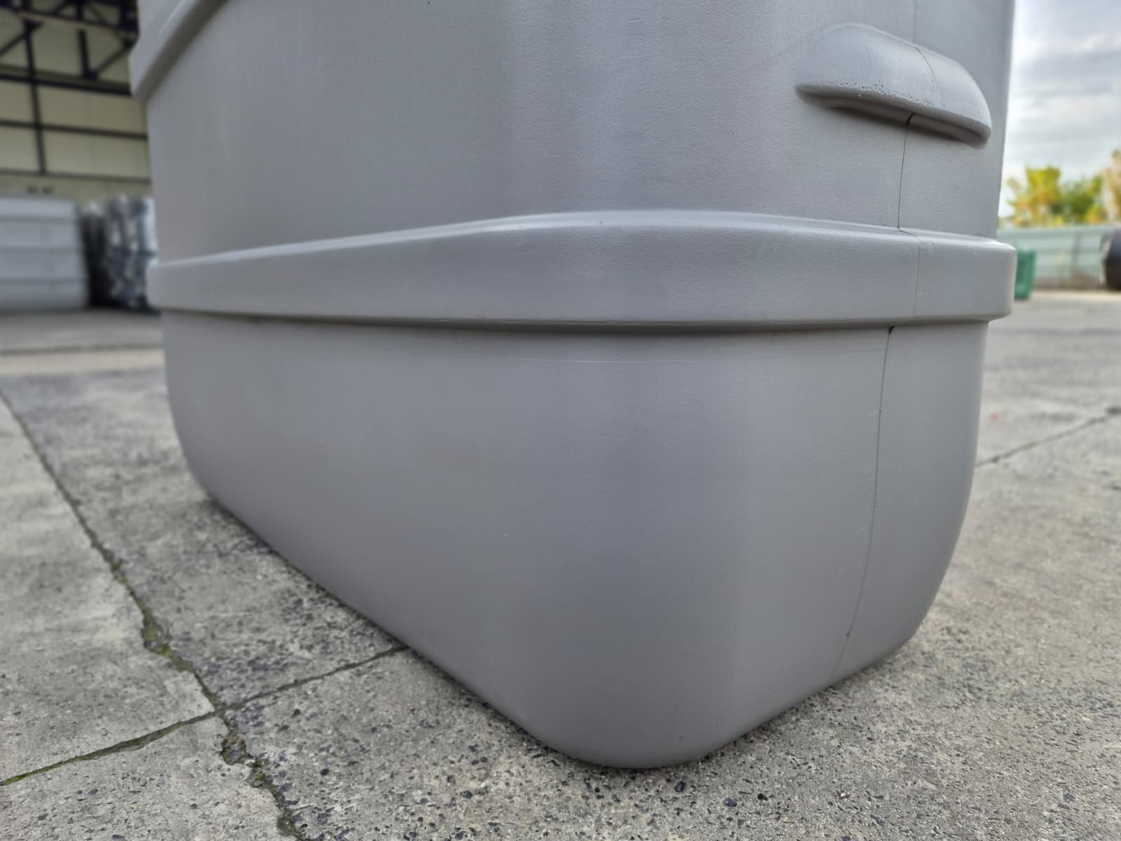 Onderrand en handvat van een dubbelwandige mazouttank