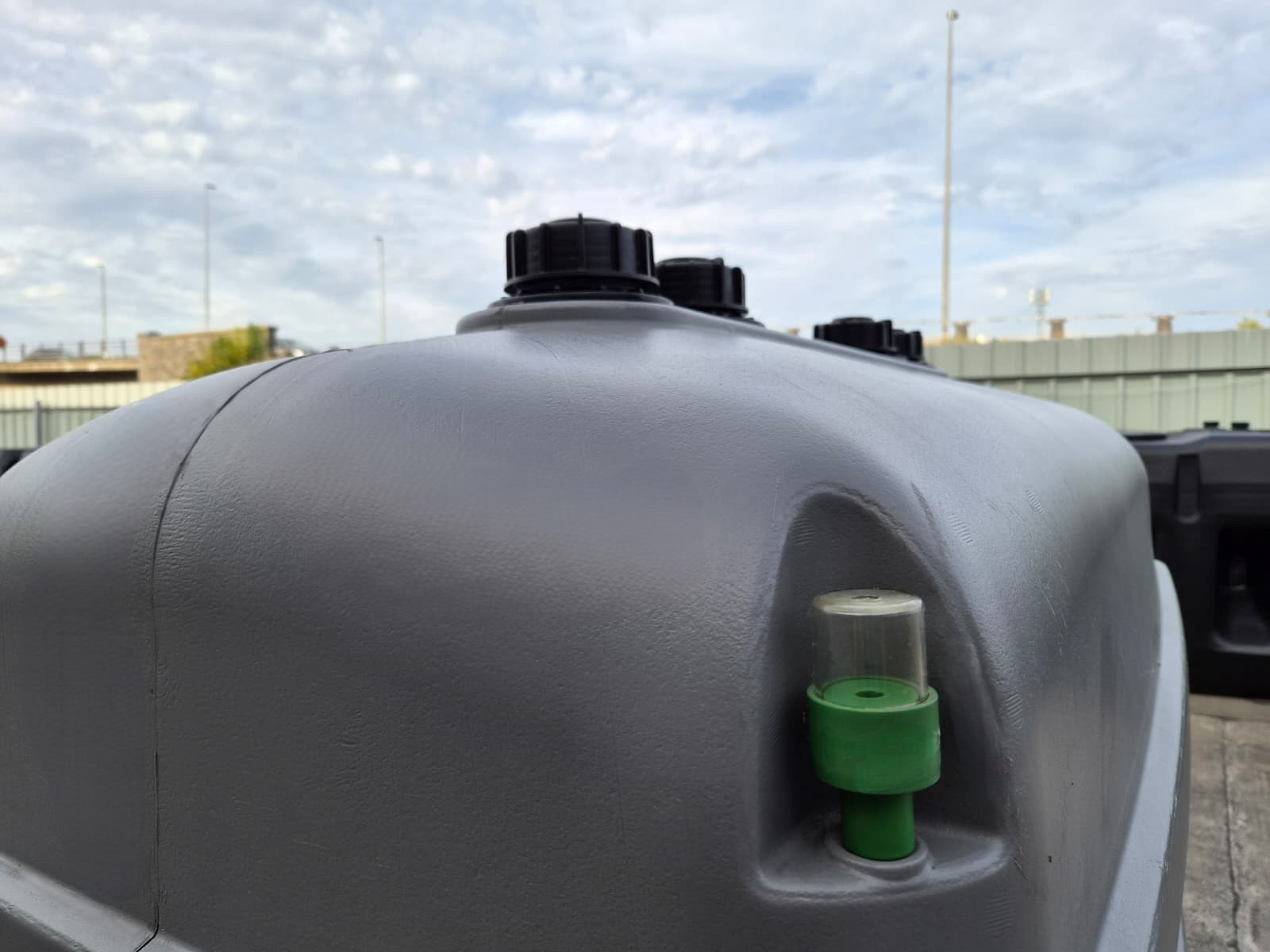 Close-up van de lekdetectiesensor bovenop een dubbelwandige mazouttank