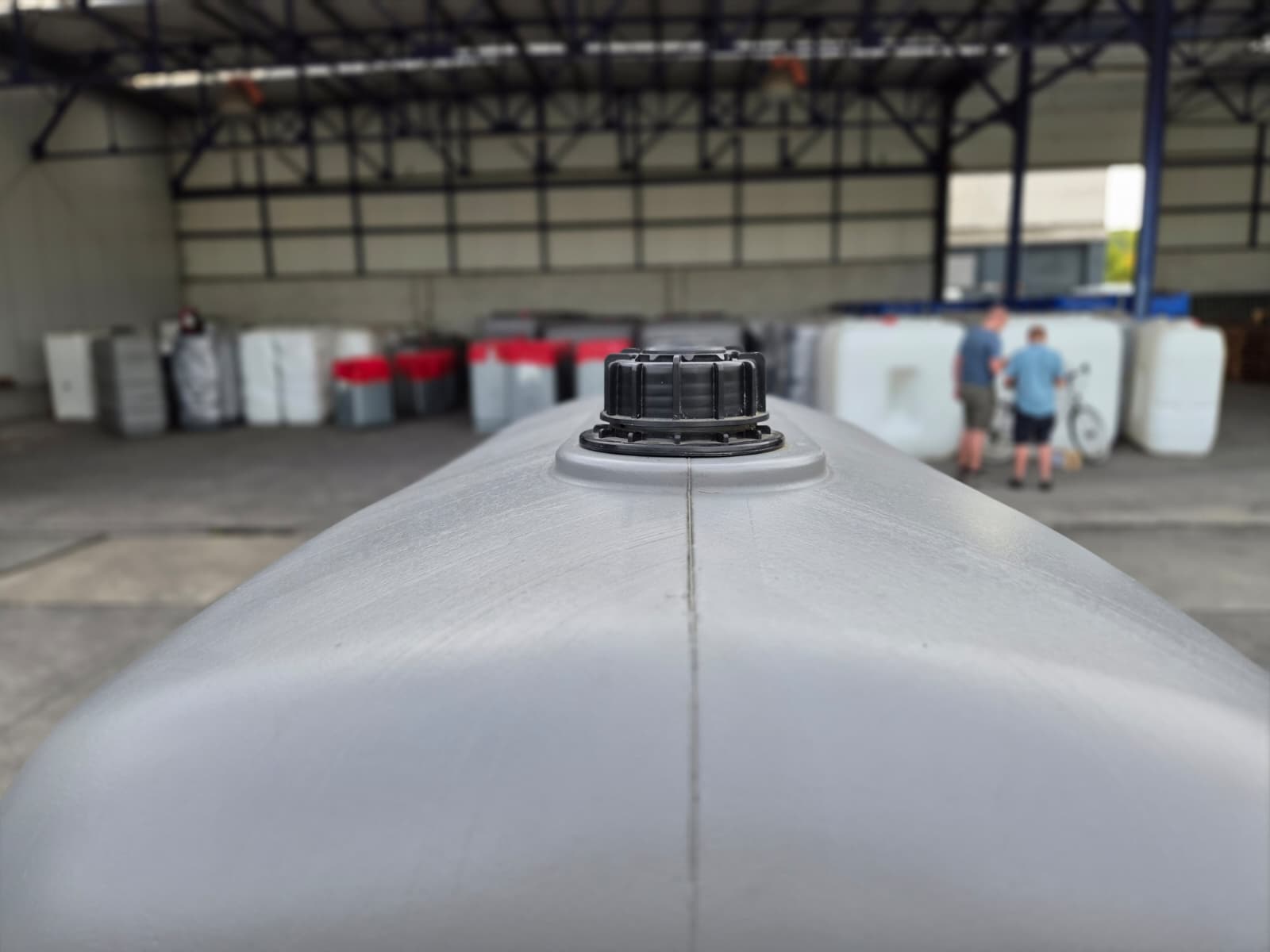 Close-up van een aansluitdop bovenop een dubbelwandige mazouttank