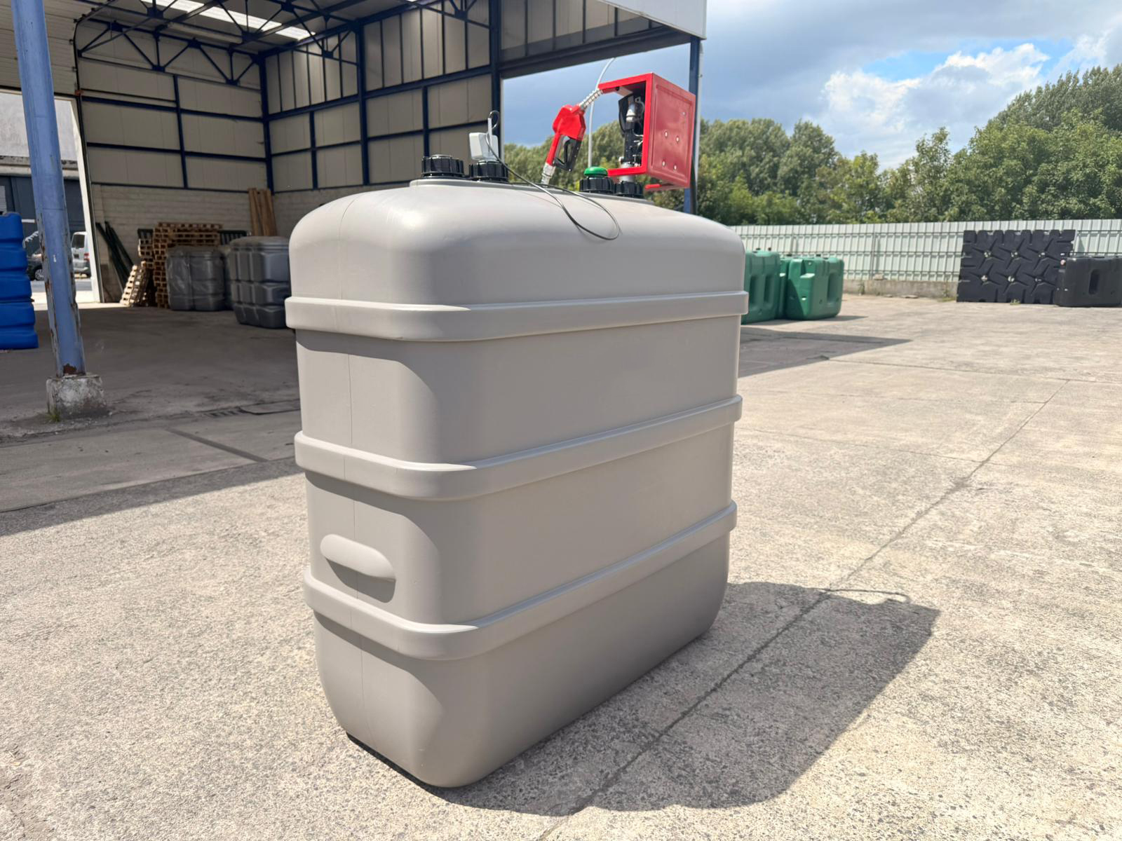 Dubbelwandige mazouttank 2000 liter met pomp, 3/4-aanzicht