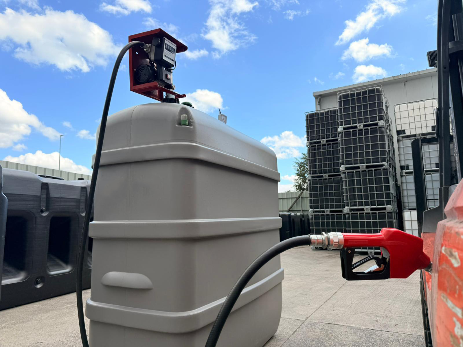Dubbelwandige mazouttank 2000 liter met pomp, vooraanzicht