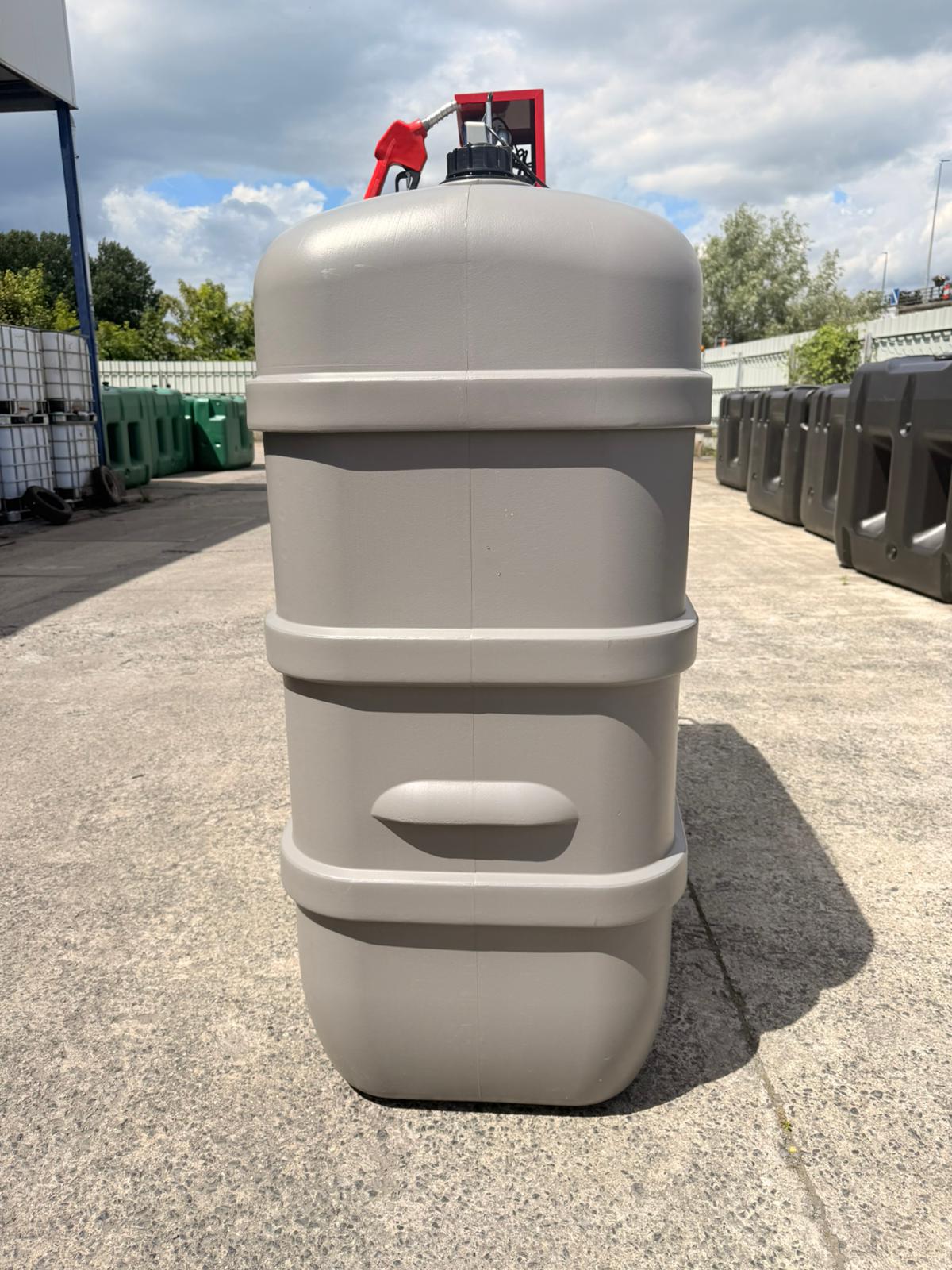 Close-up van de pompinstallatie bovenop een dubbelwandige mazouttank