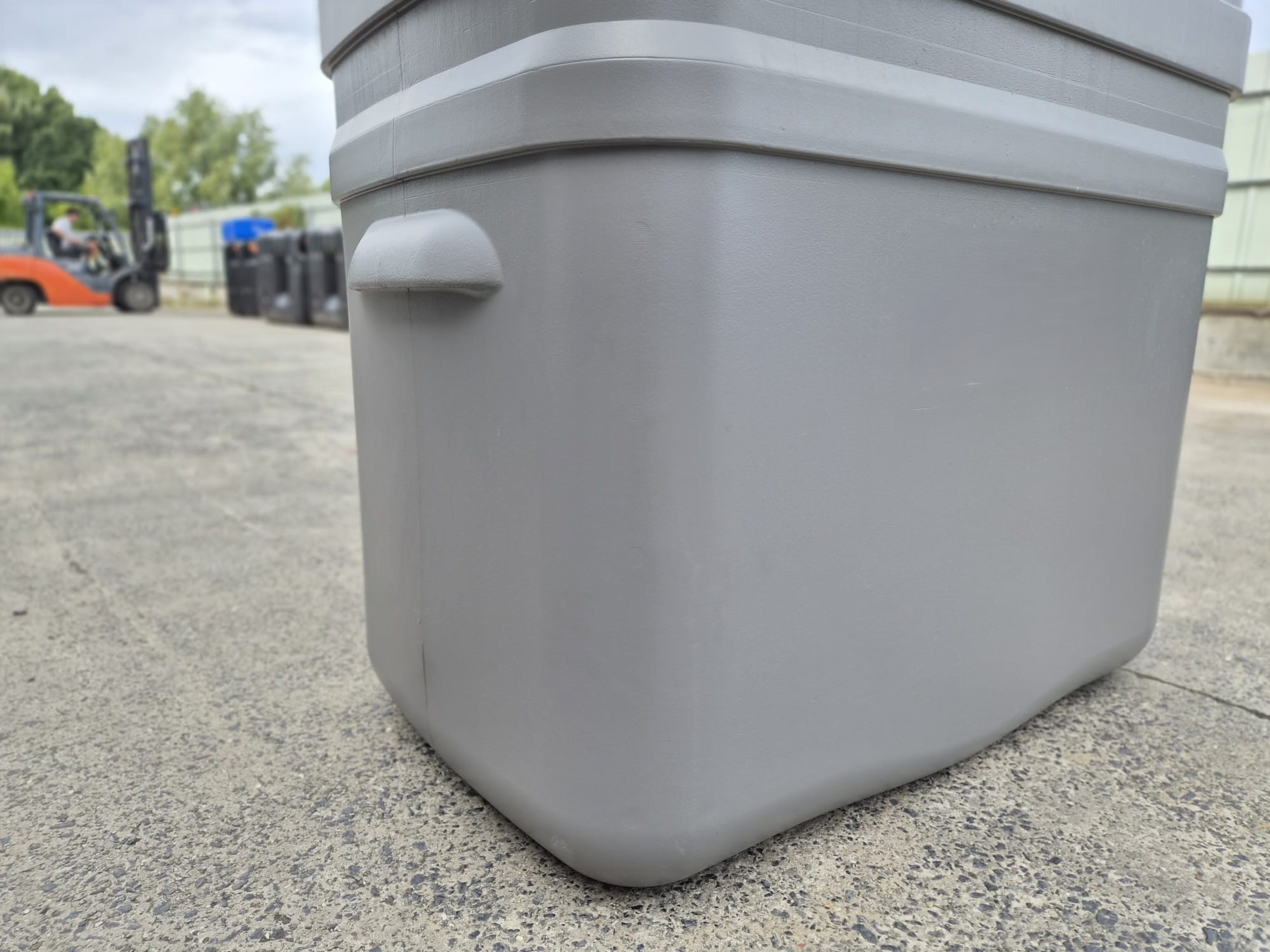 Close-up van de lekdetectiesensor bovenop een dubbelwandige mazouttank