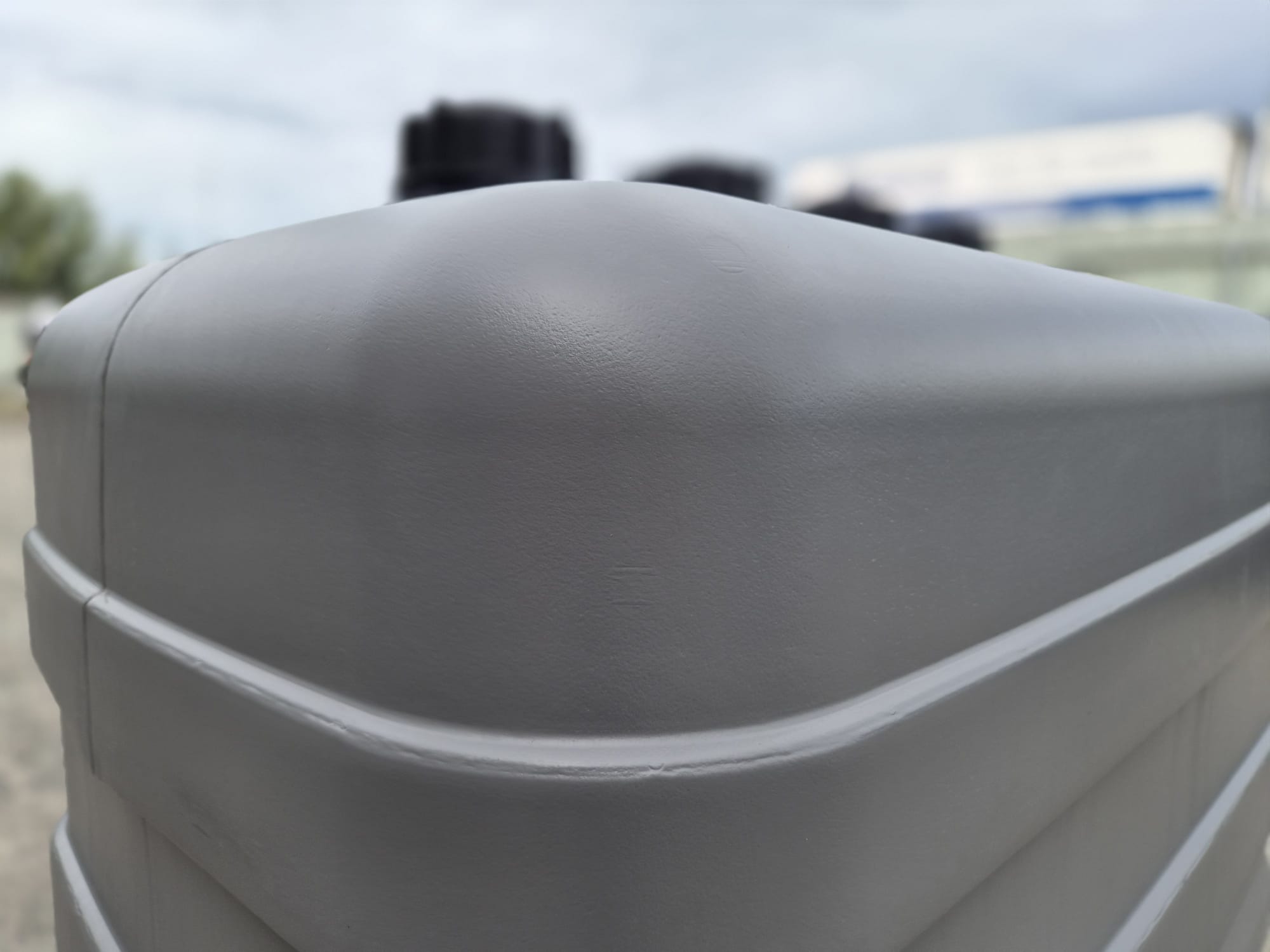 Close-up van de bovenhoek van een dubbelwandige mazouttank