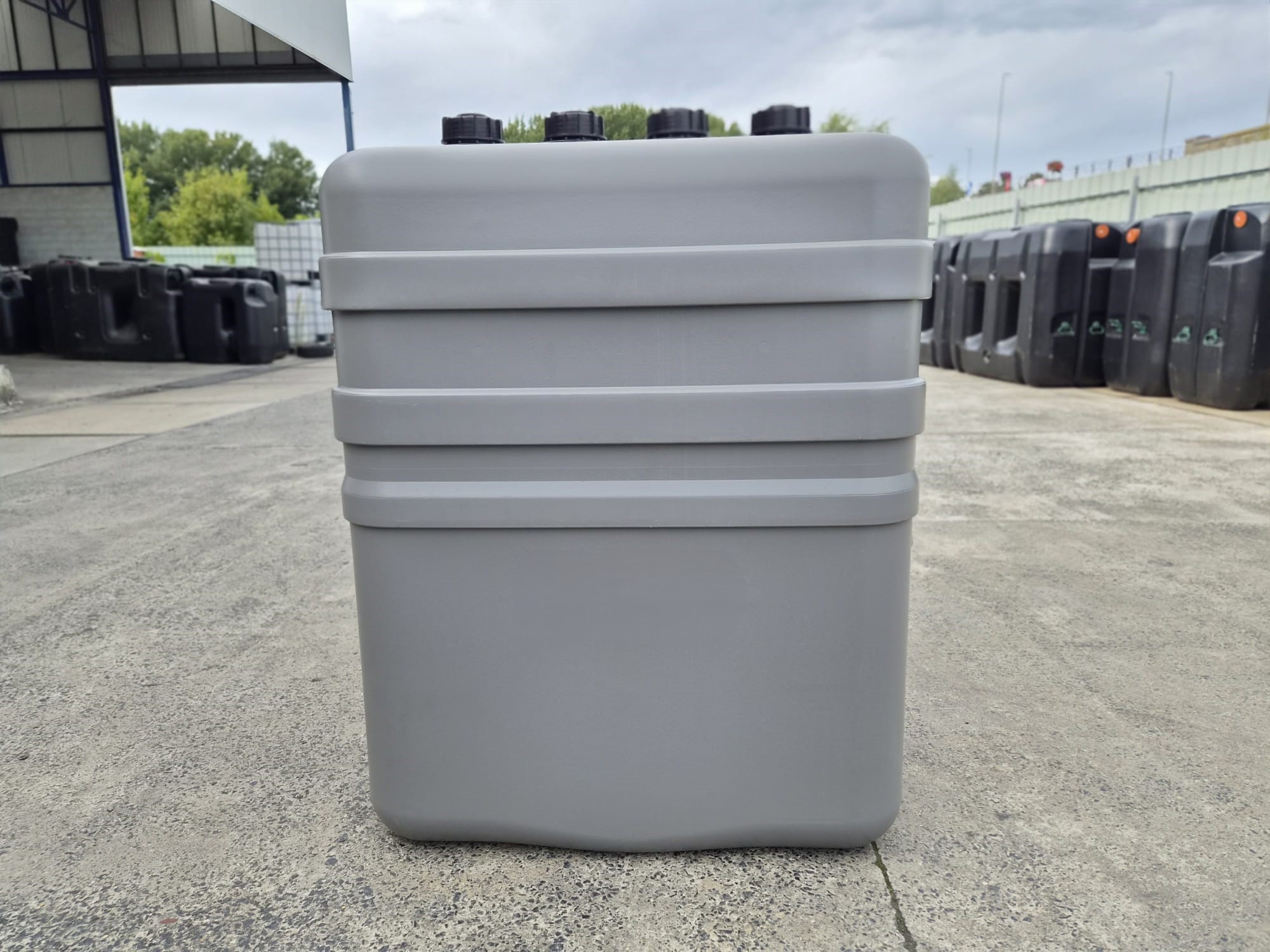 Dubbelwandige mazouttank 700 liter, vooraanzicht bij een magazijn