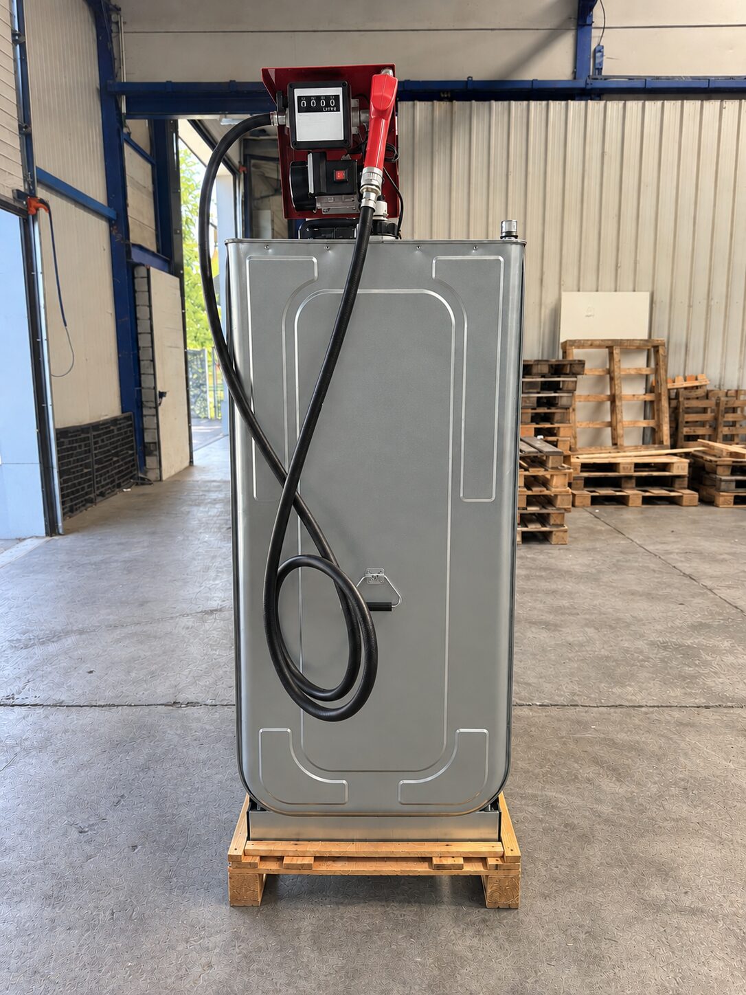 Mazouttank verzinkt 1000L met pomp - zijkant op pallet