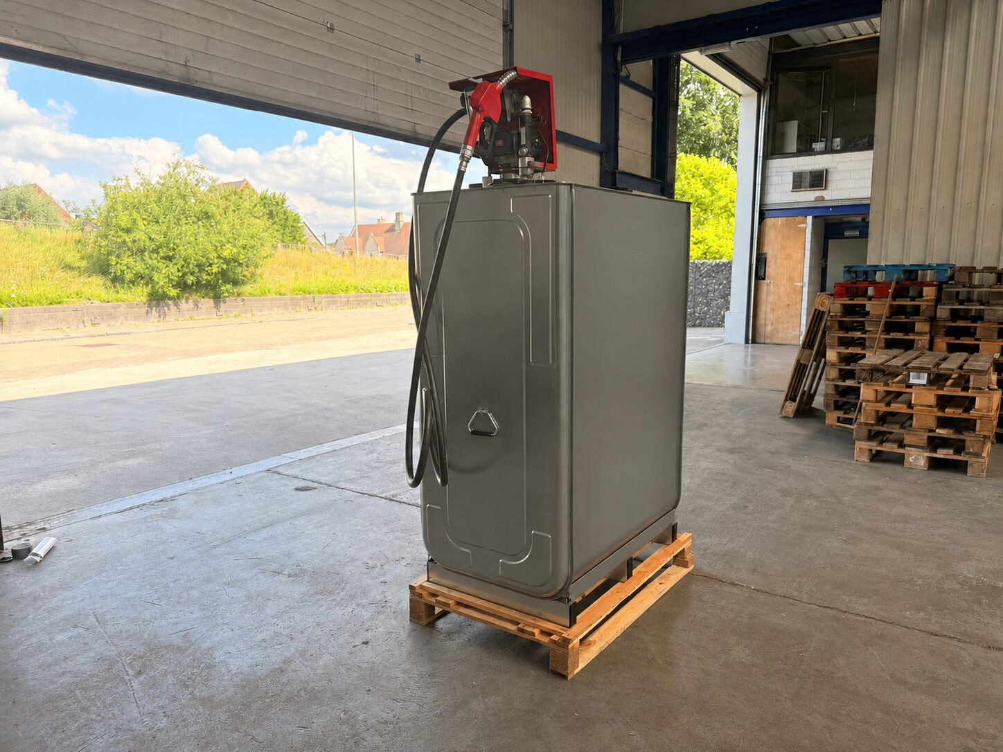 mazouttank-verzinkt-1000l-pomp-zijaanzicht