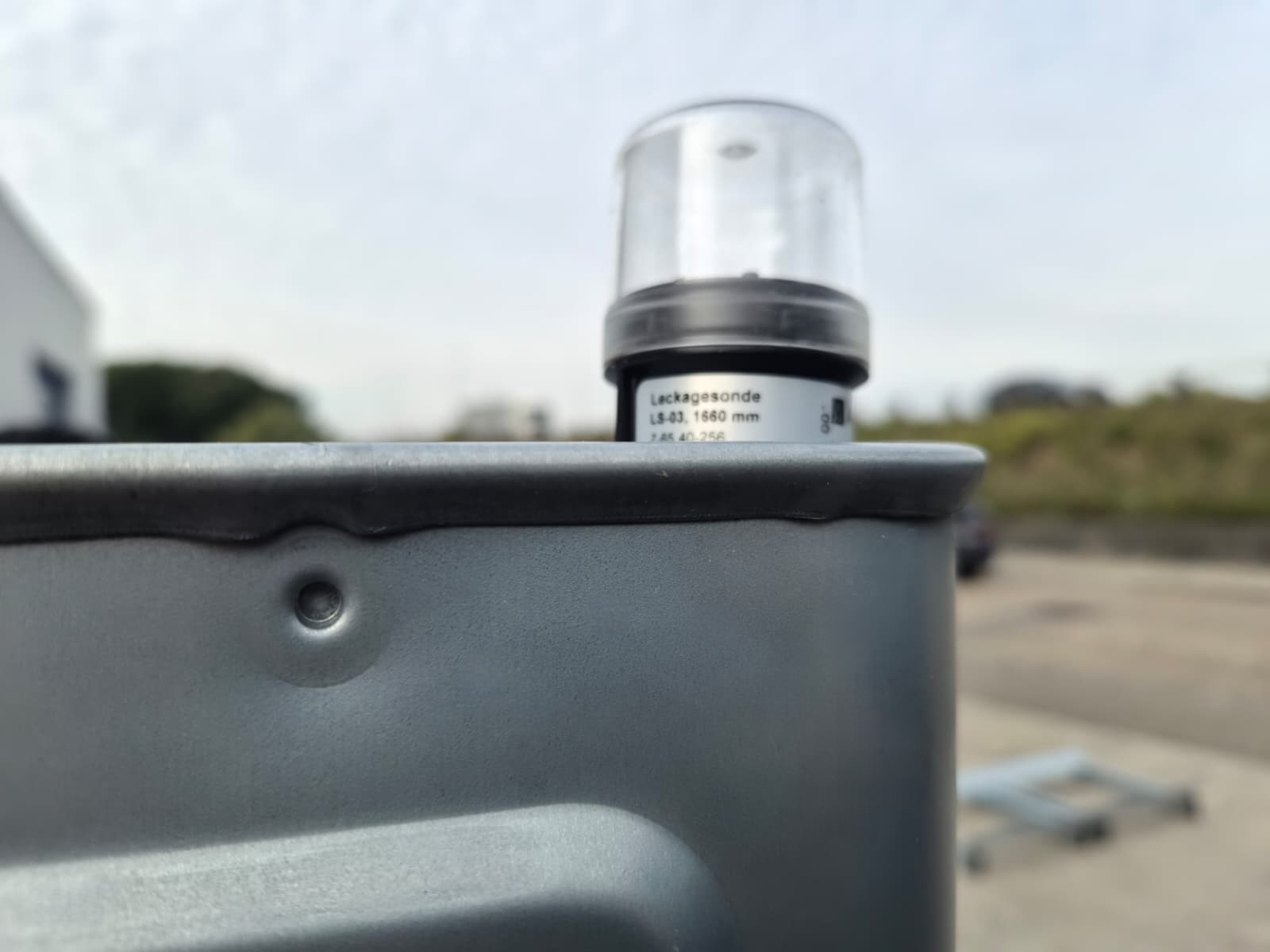 verzinkte-mazouttank-1500l-peilglas-detail
