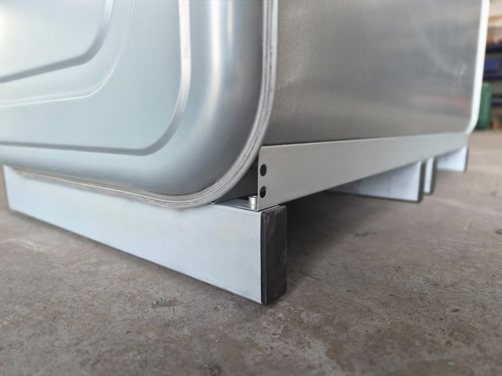 verzinkte-mazouttank-1500l-stalen-voet-hoek-schuin