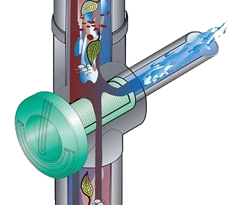 Regenwaterfilter in een regenpijp die bladeren en vuil tegenhoudt voor het water naar de regenton loopt.