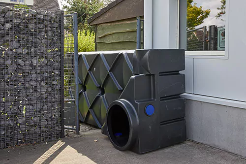 Regenwaterput plaatsen met een kunststof regenwaterput naast de woning.