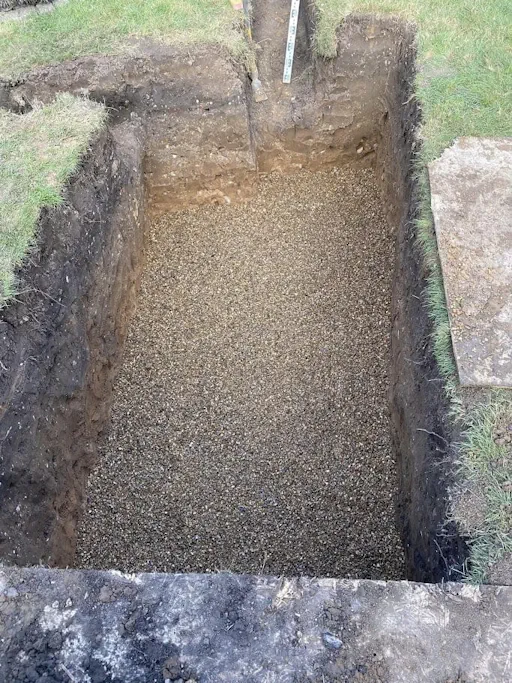 Regenwaterput plaatsen in een uitgegraven put met een stabiele bodemlaag.