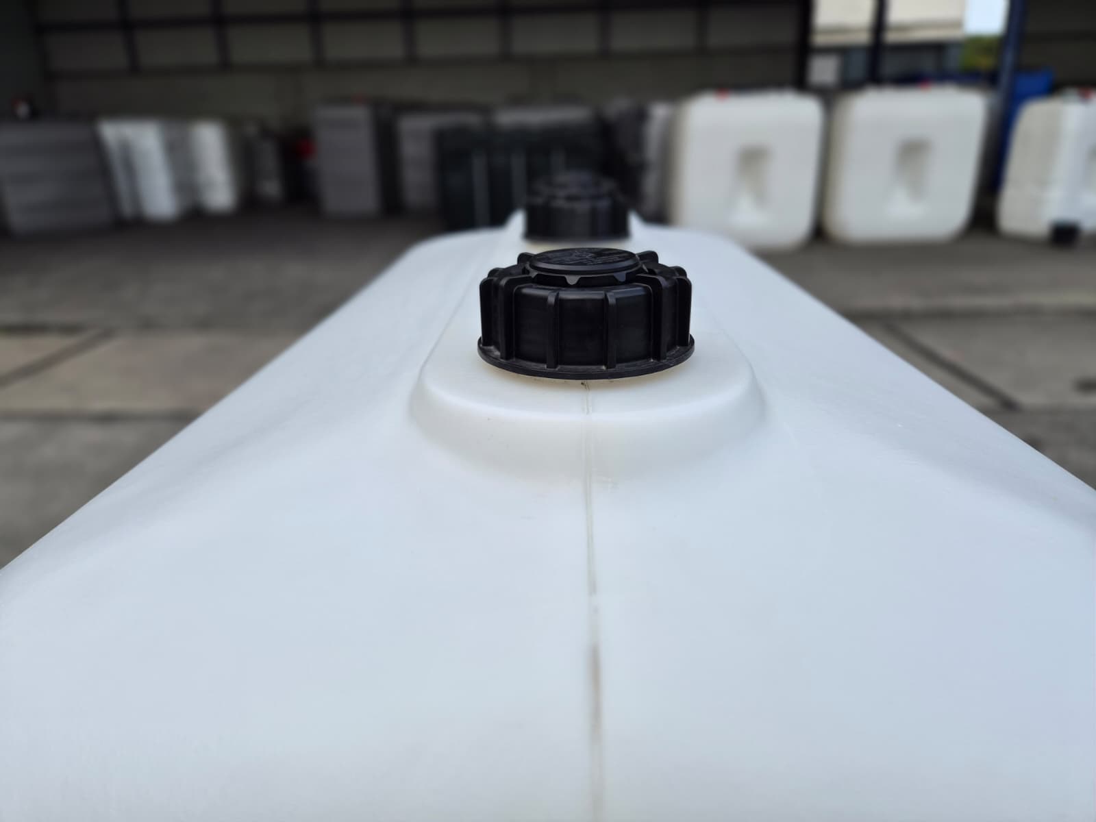 Close-up van een aansluitdop bovenop een enkelwandige mazouttank