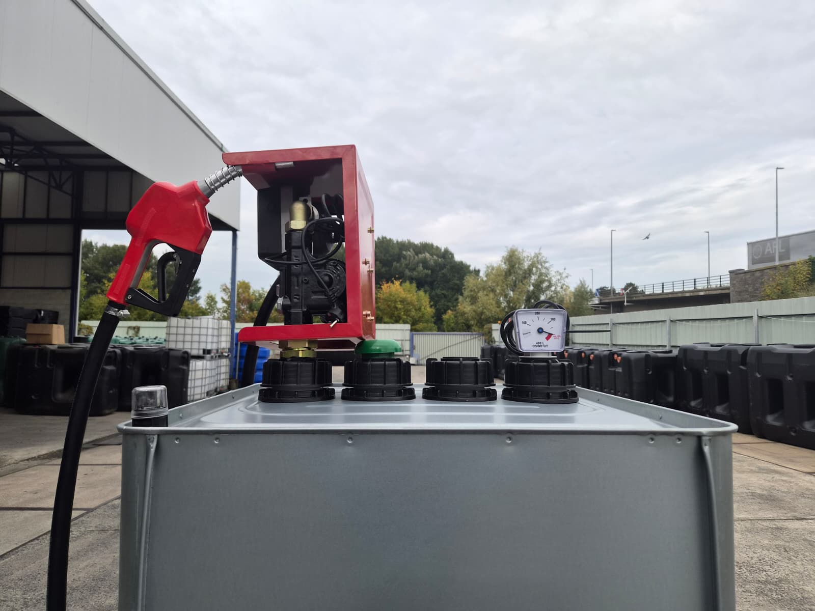 620l-mazouttank-verzinkt-met-pomp-aansluitingen-bovenkant-2