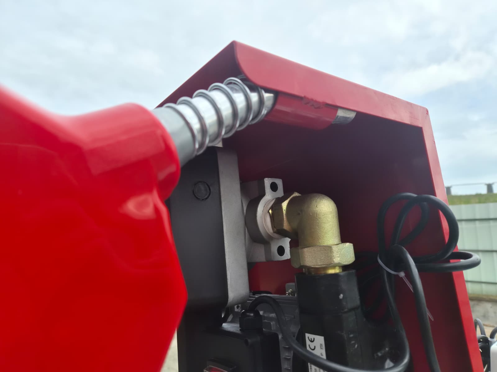 620l-mazouttank-verzinkt-met-pomp-pistool-detail