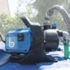 bovengrondse-rechthoekige-watertank-met-pomp-geschikt-voor-drinkbaar-water-2400-liter-detail-pomp