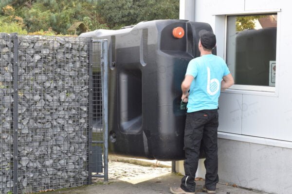 ondergrondse-rechthoekige-regenput-in-kunststof-2000-liter-kan-door-een-deuropening