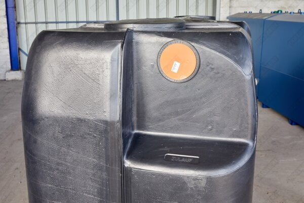 ondergrondse-rechthoekige-regenput-in-kunststof-2000-liter-magazijn-inloop