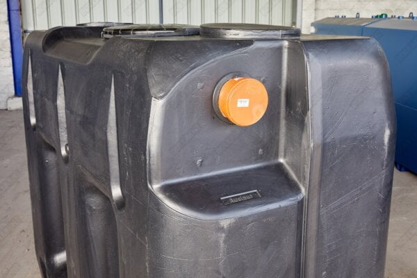 ondergrondse-rechthoekige-regenput-in-kunststof-2000-liter-magazijn-overloop