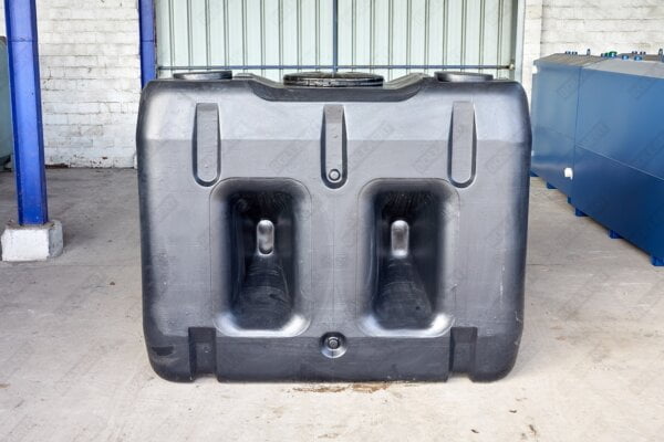 ondergrondse-rechthoekige-regenput-in-kunststof-2000-liter-magazijn-zijkant