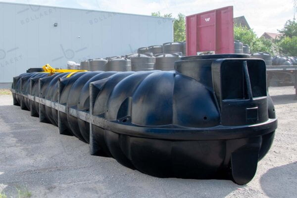 platte-kunststof-regenwaterput-20000-liter-zij-en-vooraanzicht