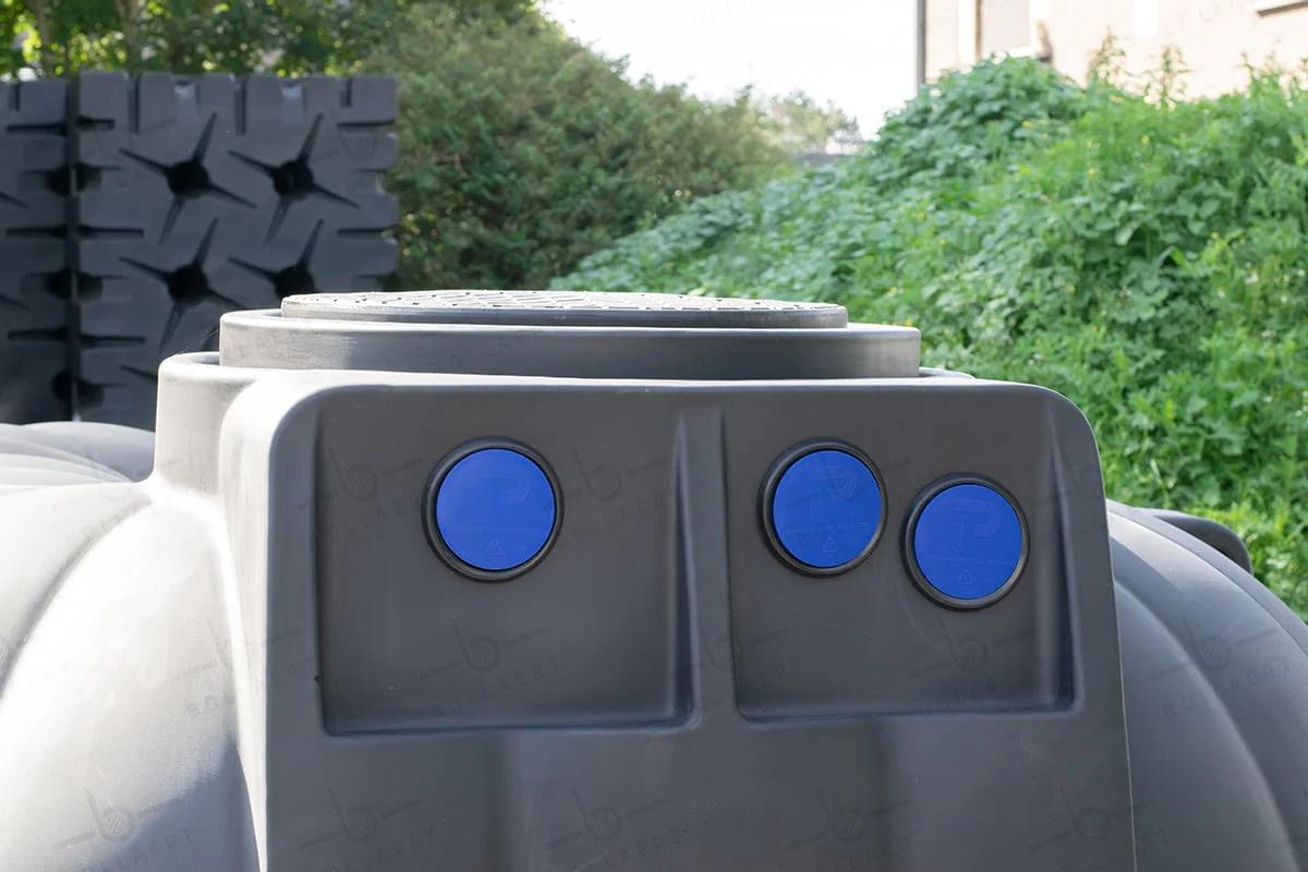 platte-kunststof-regenwaterput-7500-liter-detail-aansluitingen