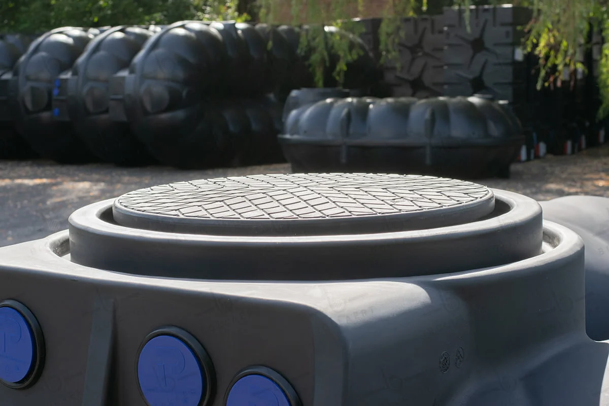 platte-kunststof-regenwaterput-7500-liter-mangat-en-aansluiting