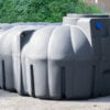 platte-kunststof-regenwaterput-7500-liter-voor-en-zijkant