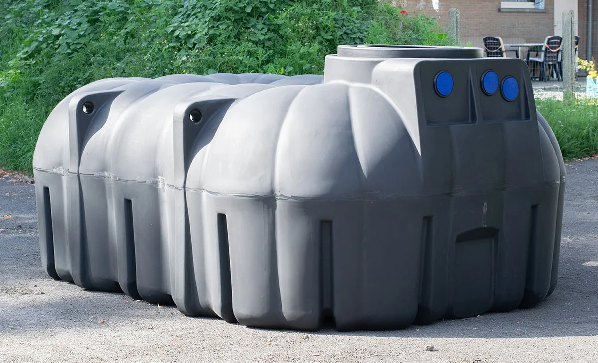 platte-kunststof-regenwaterput-7500-liter-voor-en-zijkant
