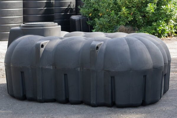 platte-kunststof-regenwaterput-7500-liter-zijaanzicht-en-achterkant