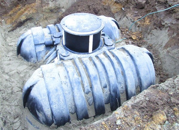 platte-kunststof-waterput-3500-liter-met-uitschuifbare-schacht-ingegraven