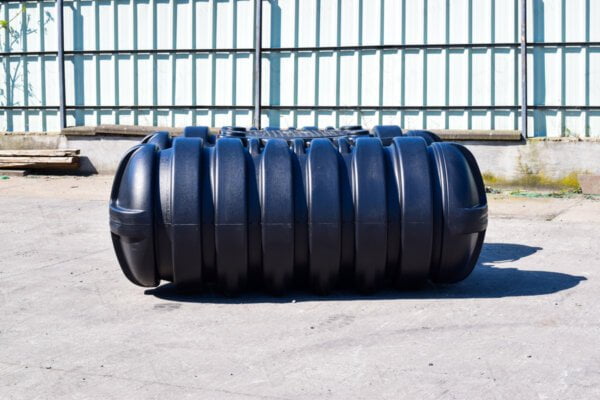 platte-kunststof-waterput-3500-liter-met-uitschuifbare-schacht-zijaanzicht